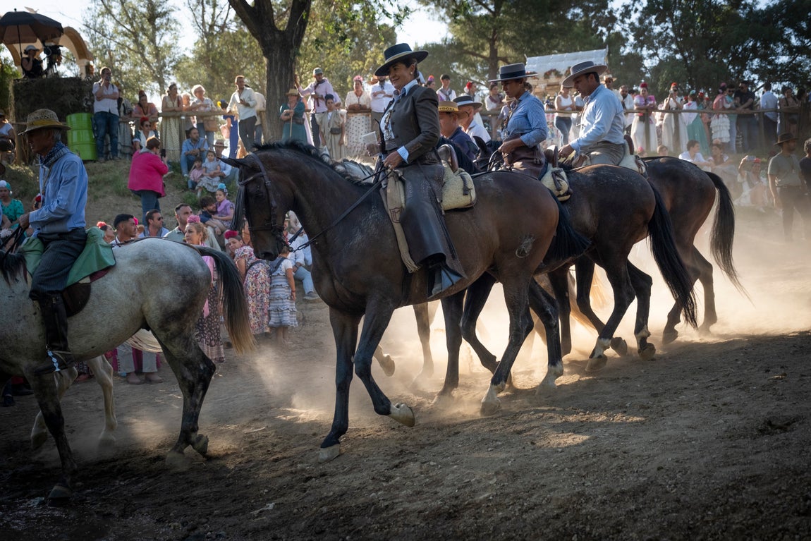 Emoción y fe a raudales en el paso del Quema de la hermandad del Rocío de Córdoba