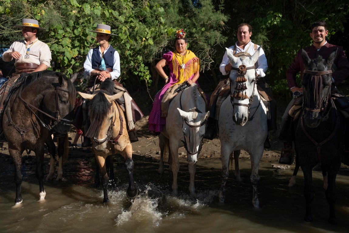 Emoción y fe a raudales en el paso del Quema de la hermandad del Rocío de Córdoba