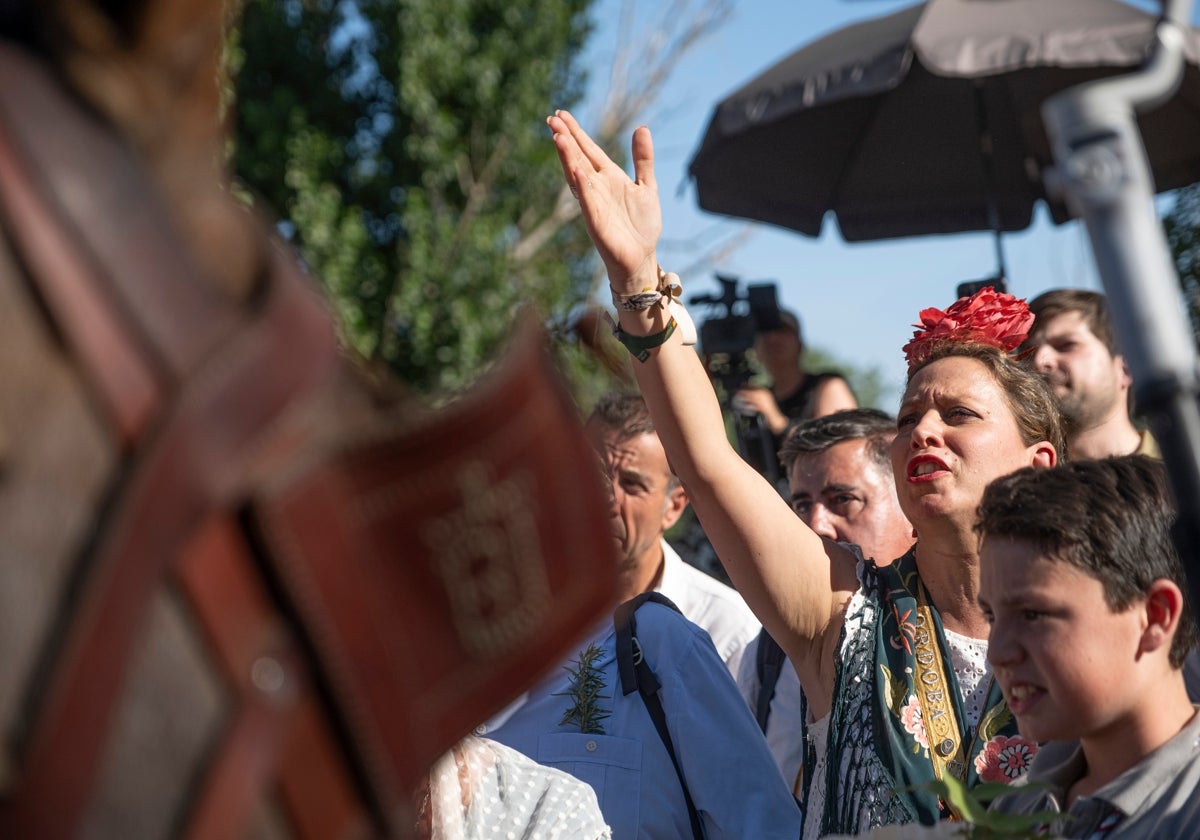Una pergrina de la filial cordobesa dirige su mirada y su gesto hacia el simpecado