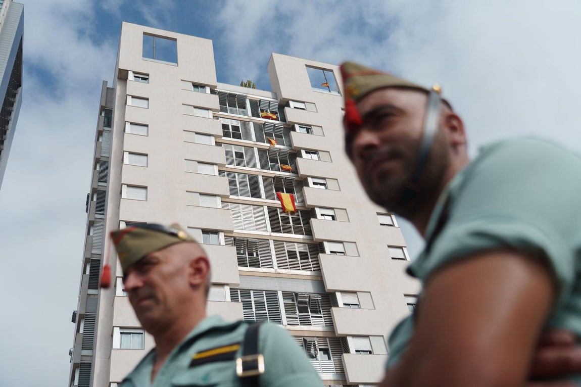 Un edificio engalanado con varias banderas españolas momentos antes del inicio este sábado del desfile con motivo del Día de las Fuerzas Armadas 2025