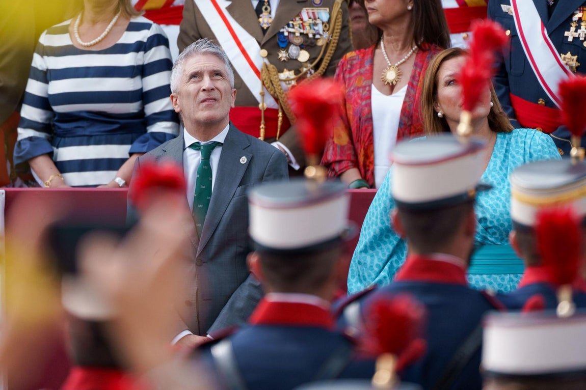 El ministro de Interior, Fernando Grande-Marlaska, presencia el desfile con motivo del Día de las Fuerzas Armadas 2025