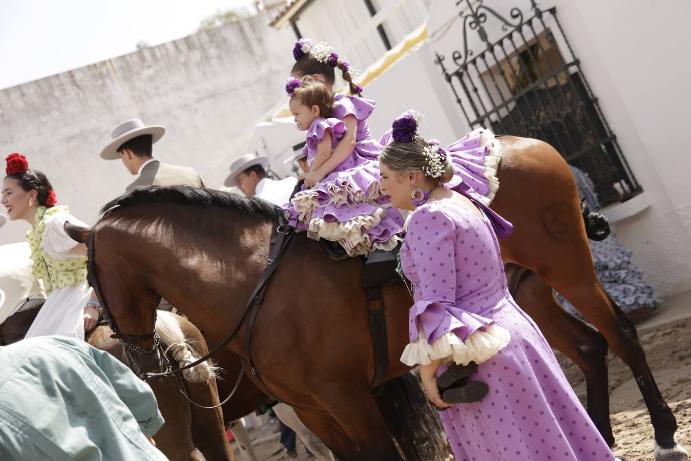 Ambiente y presentaciones de las hermandades filiales más antiguas en el sábado del Rocío 2025