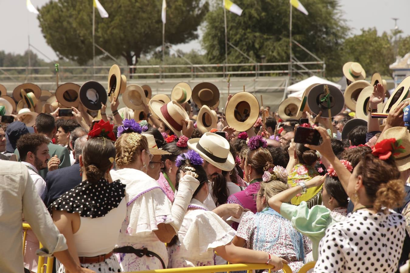 Ambiente y presentaciones de las hermandades filiales más antiguas en el sábado del Rocío 2025