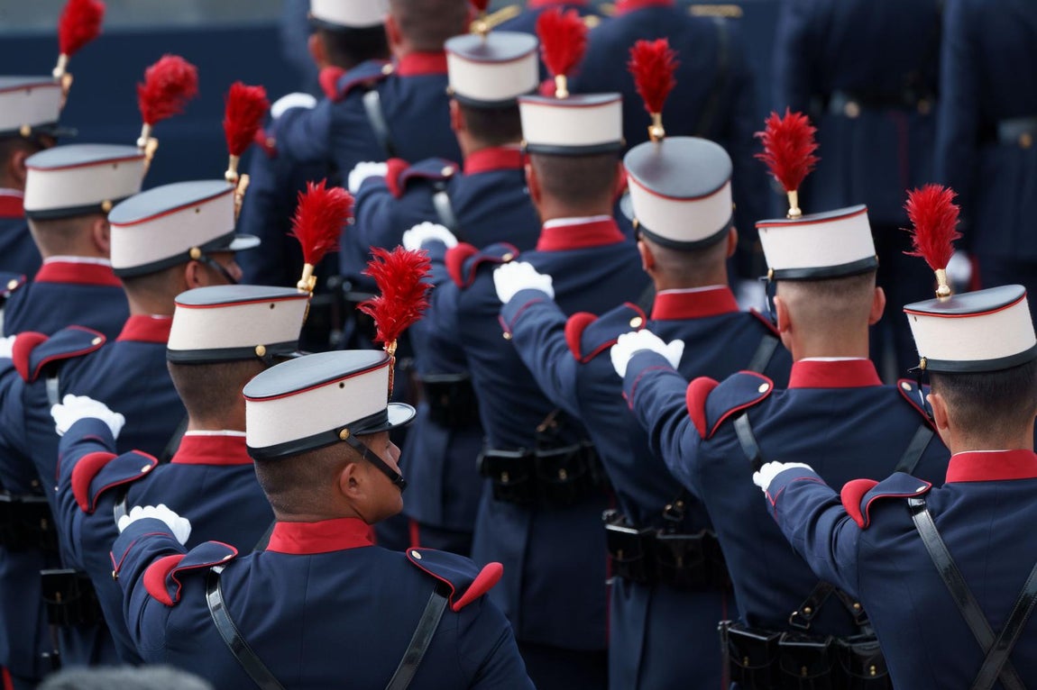 Miembros de la Guardia Real momentos antes del inicio este sábado del desfile con motivo del Día de las Fuerzas Armadas 2025