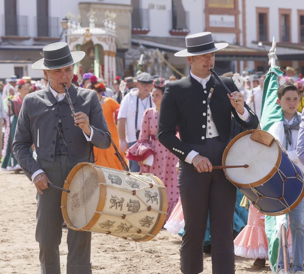 Ambiente y presentaciones de las hermandades filiales más antiguas en el sábado del Rocío 2025
