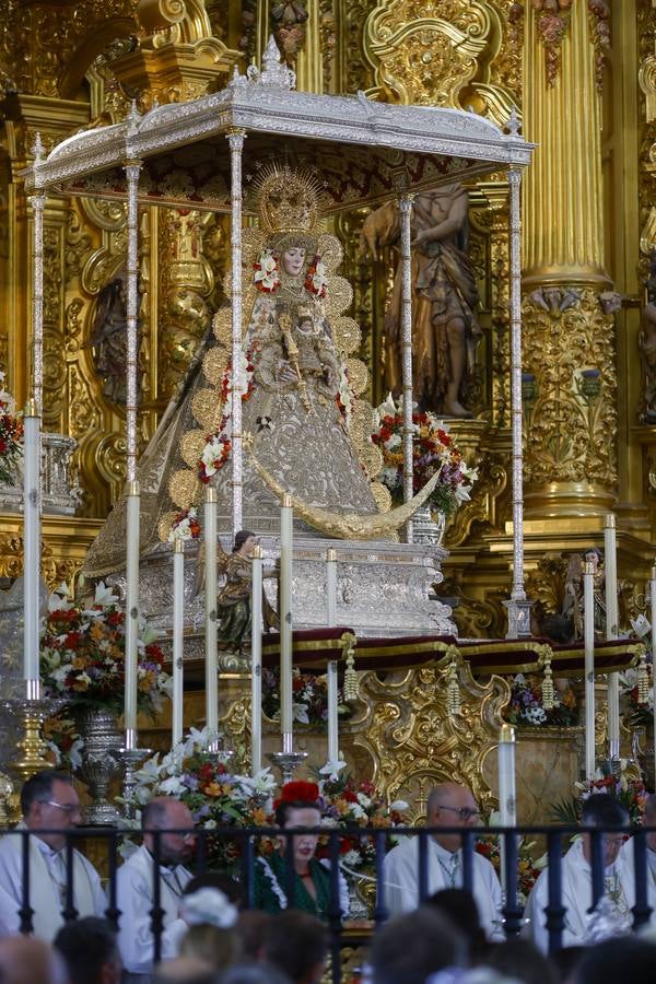 Ambiente y presentaciones de las hermandades filiales más antiguas en el sábado del Rocío 2025