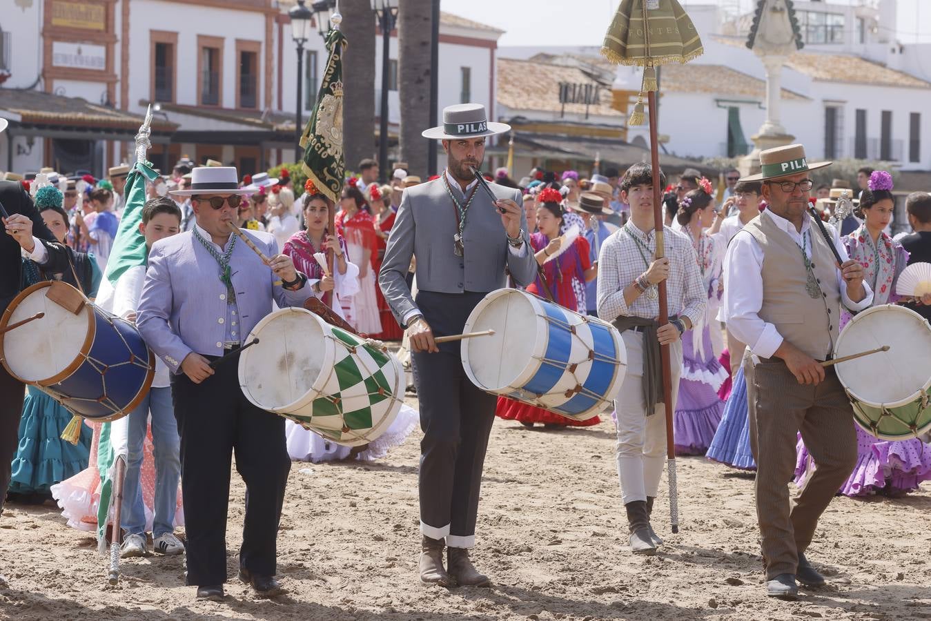 Ambiente y presentaciones de las hermandades filiales más antiguas en el sábado del Rocío 2025
