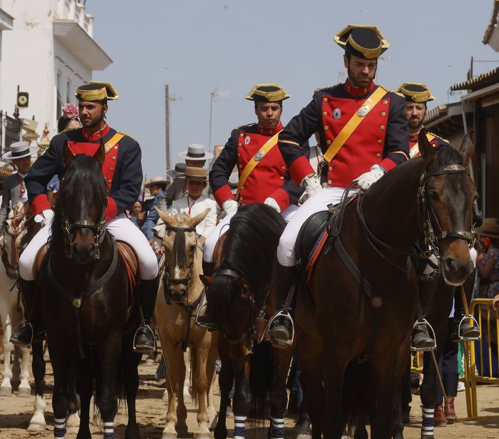 Ambiente y presentaciones de las hermandades filiales más antiguas en el sábado del Rocío 2025