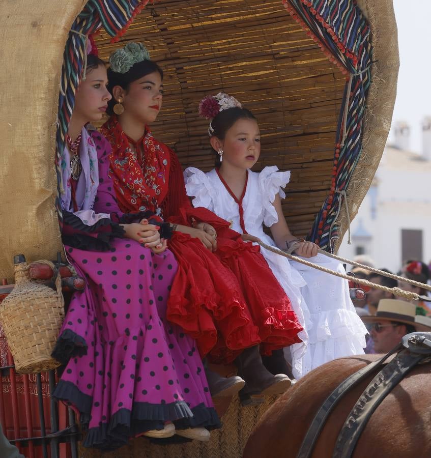 Ambiente y presentaciones de las hermandades filiales más antiguas en el sábado del Rocío 2025