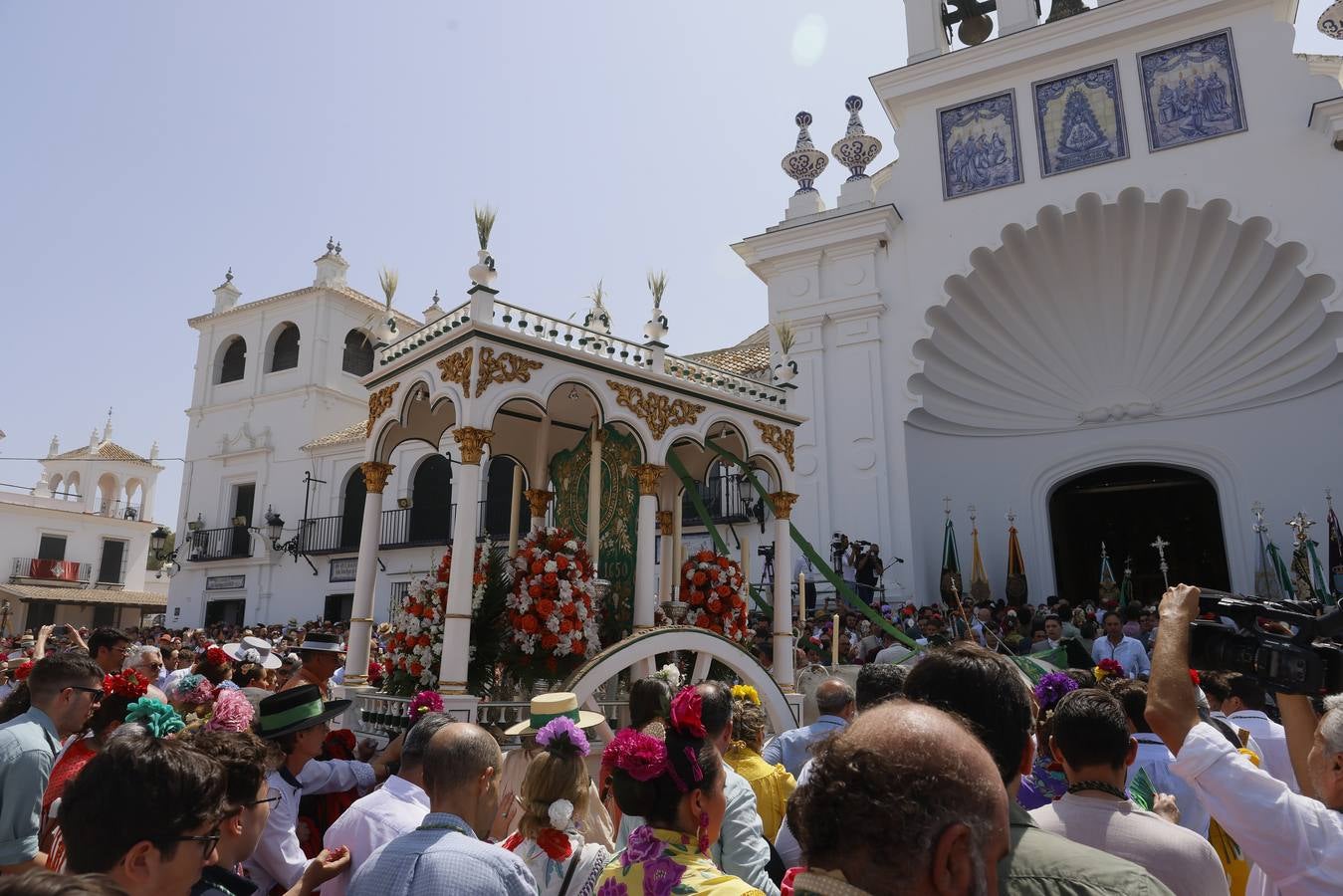 Ambiente y presentaciones de las hermandades filiales más antiguas en el sábado del Rocío 2025