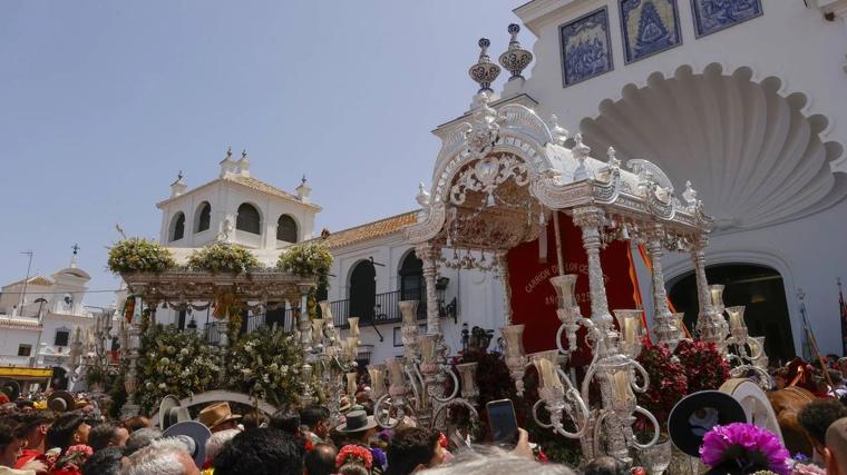 Ambiente y presentaciones de las hermandades filiales más antiguas en el sábado del Rocío 2025