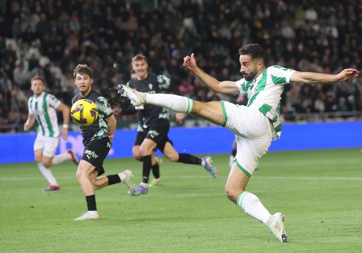 Rubén Alves dispara a puerta durante un partido del Córdoba CF
