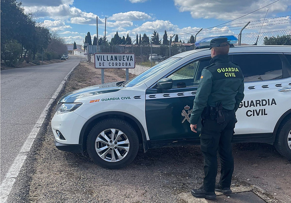 Un agente de la Guardia Civil en Villanueva de Córdoba
