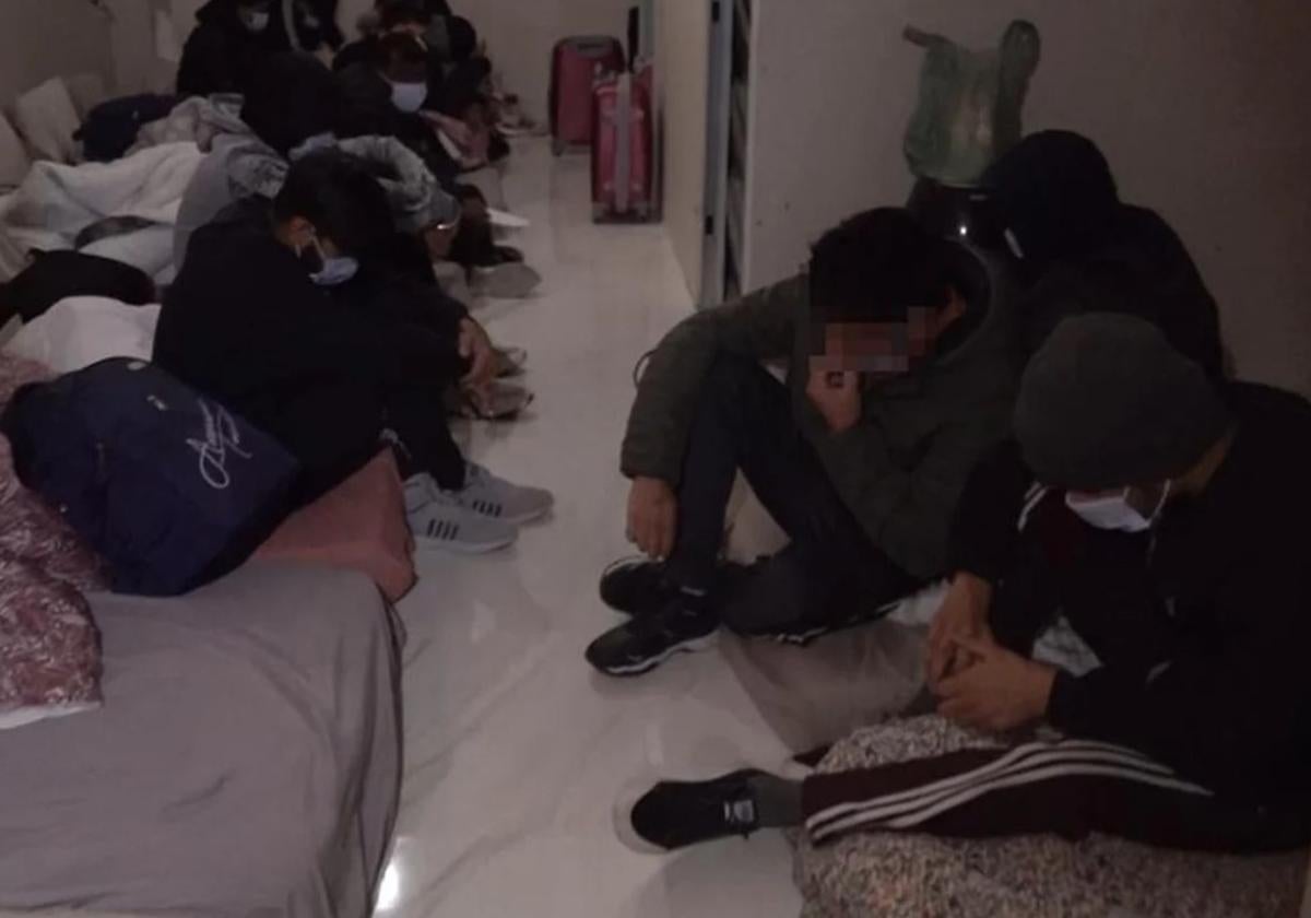 Inmigrantes hacinados en uno de los hostales de Ibrahim Mohamed Z. A.