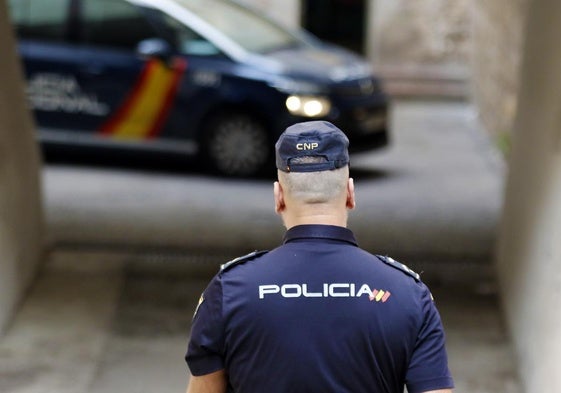 Un agente de la Policía Nacional