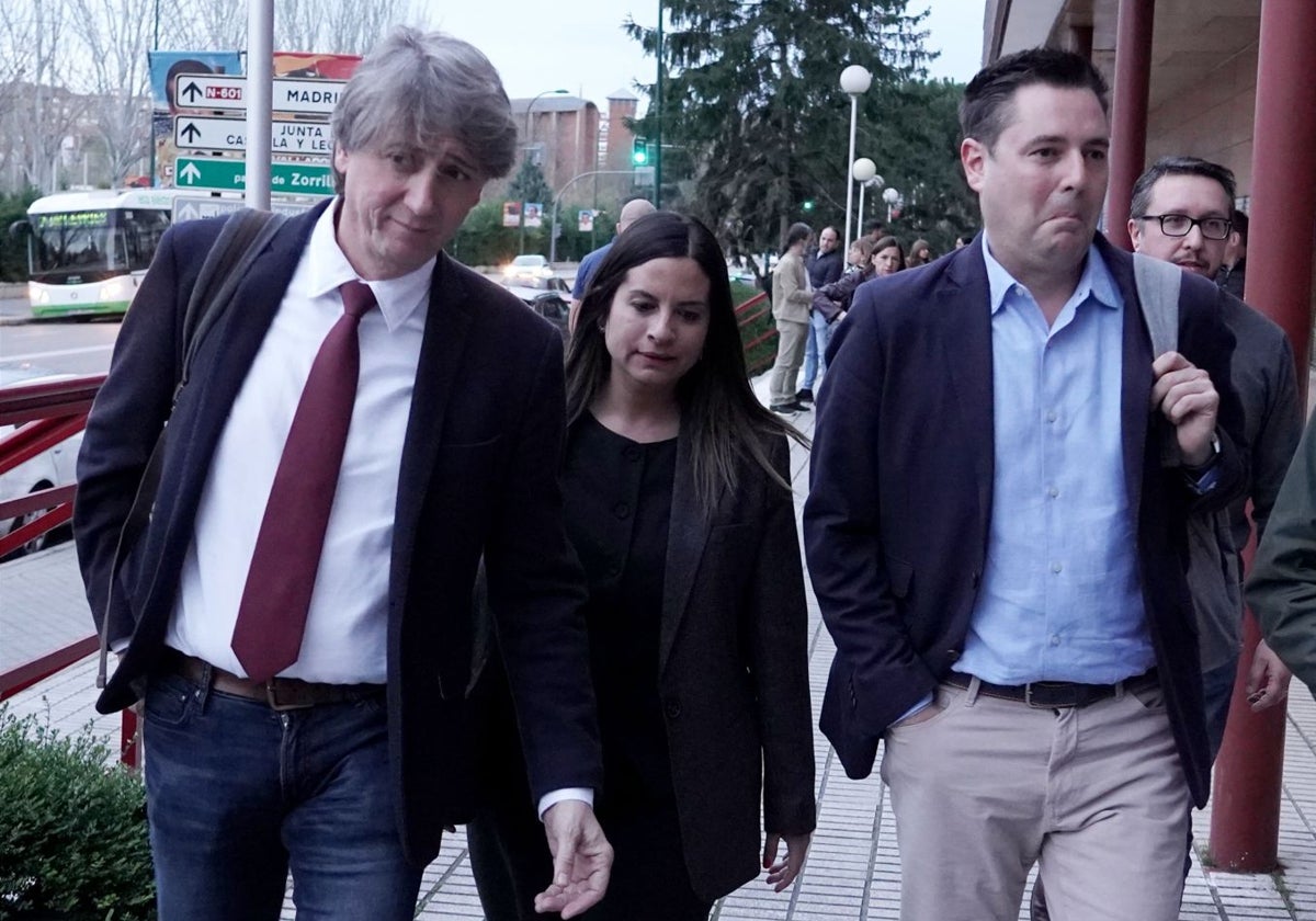 El secretario general del PSOE de Castilla y León, Carlos Martínez, con la vicesecretaria, Nuria Rubio, y el secretario de Organización, Daniel de la Rosa