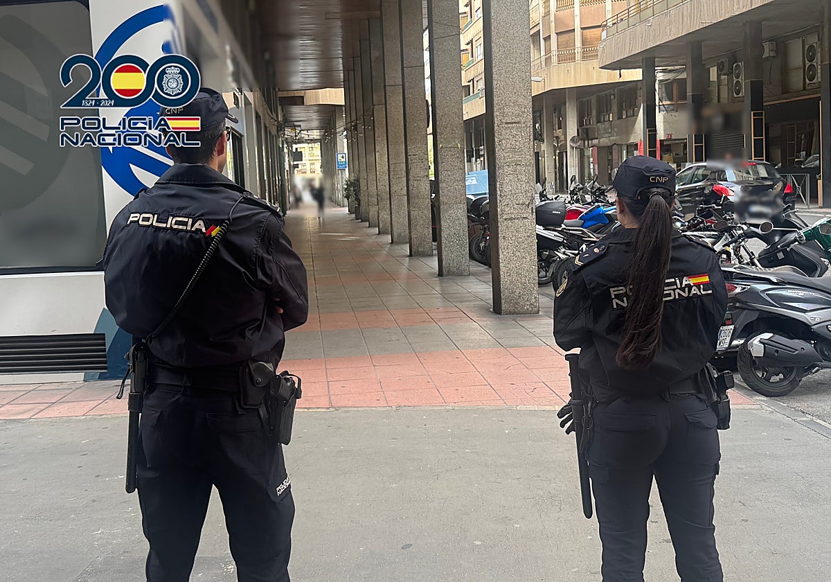 Imagen de dos policías nacionales en la ciudad de Elche