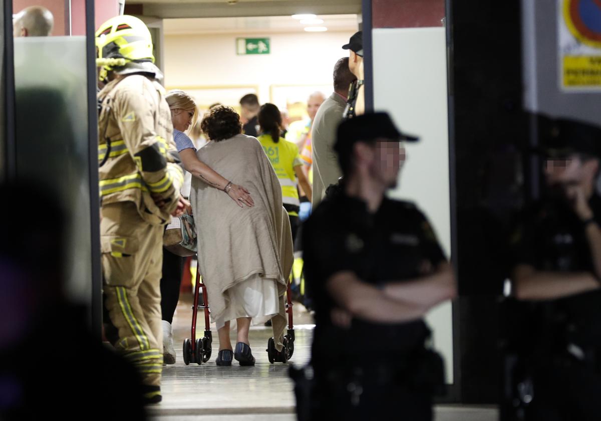 Bomberos de Zaragoza desplazados hasta la residencia DomusVi