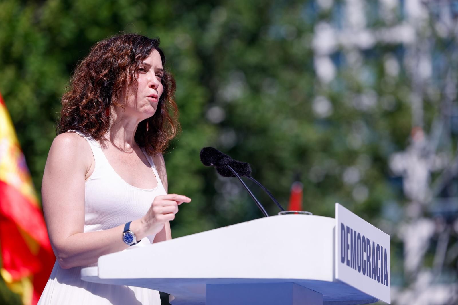 La presidenta del PP de Madrid y del Gobierno de la Comunidad de Madrid, Isabel Díaz Ayuso, durante su intervención en la manifestación convocada por el Partido Popular contra el Gobierno de Pedro Sánchez.