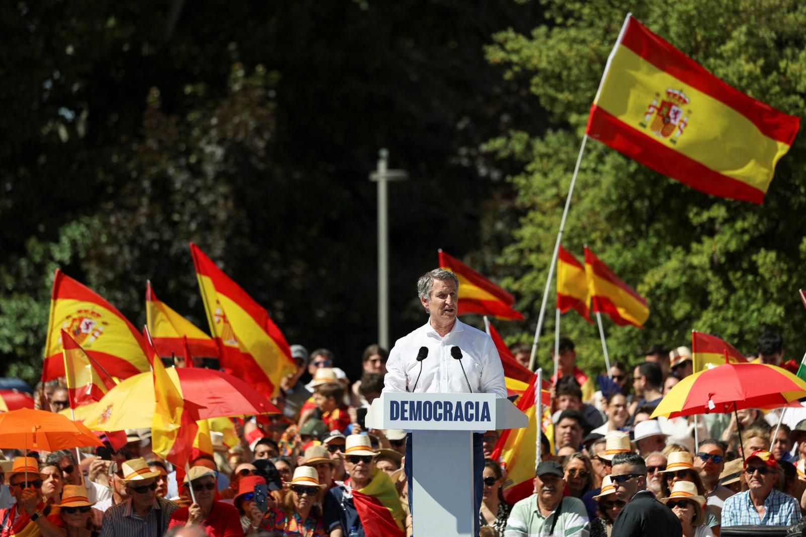Alberto Núñez Feijoo, líder del Partido Popular, habla durante la protesta contra el Gobierno del presidente Pedro Sánchez