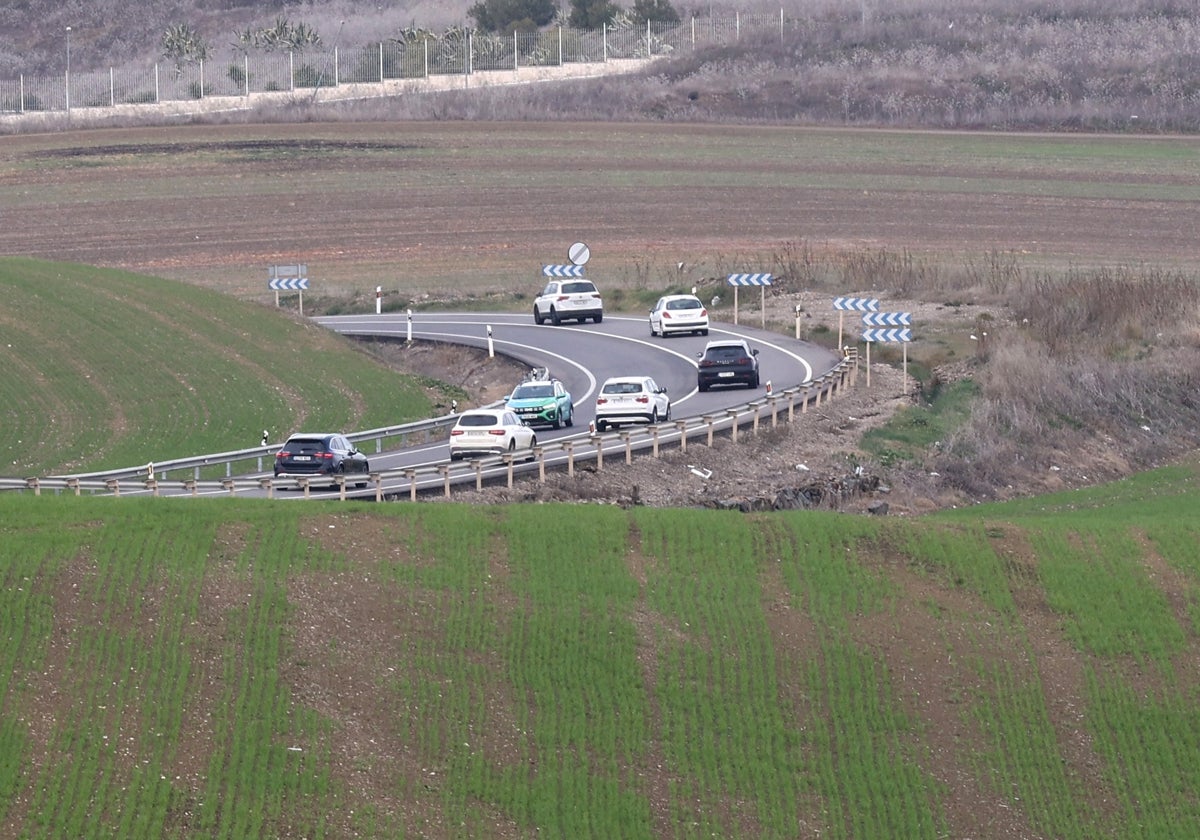 Una curva de la N-432 con tráfico por la provincia de Córdoba