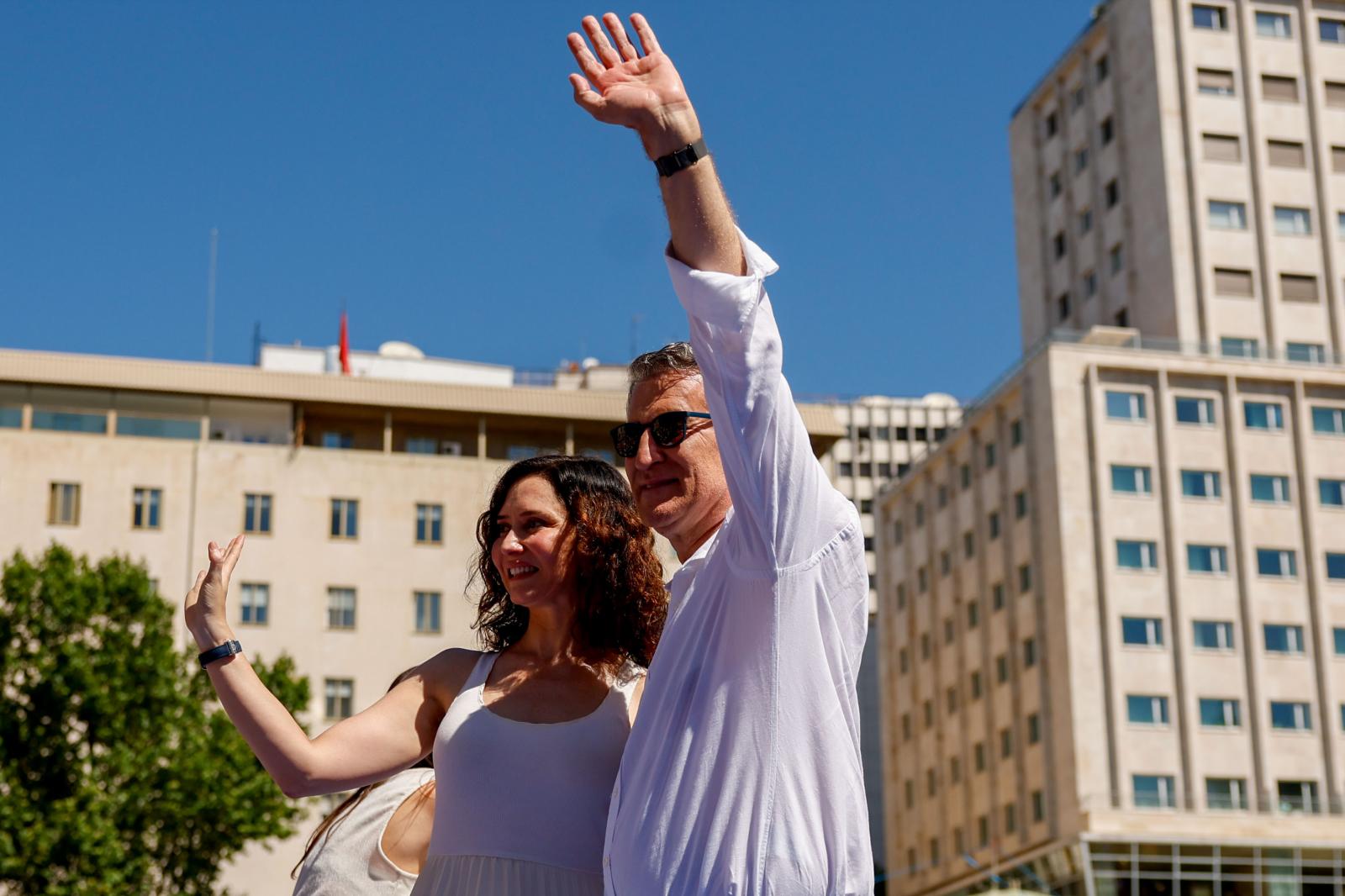 El líder del PP, Alberto Núñez Feijóo, junto a la presidenta del PP de Madrid y del Gobierno de la Comunidad de Madrid, Isabel Díaz Ayuso, durante la manifestación convocada por el Partido Popular contra el Gobierno de Pedro Sánchez.