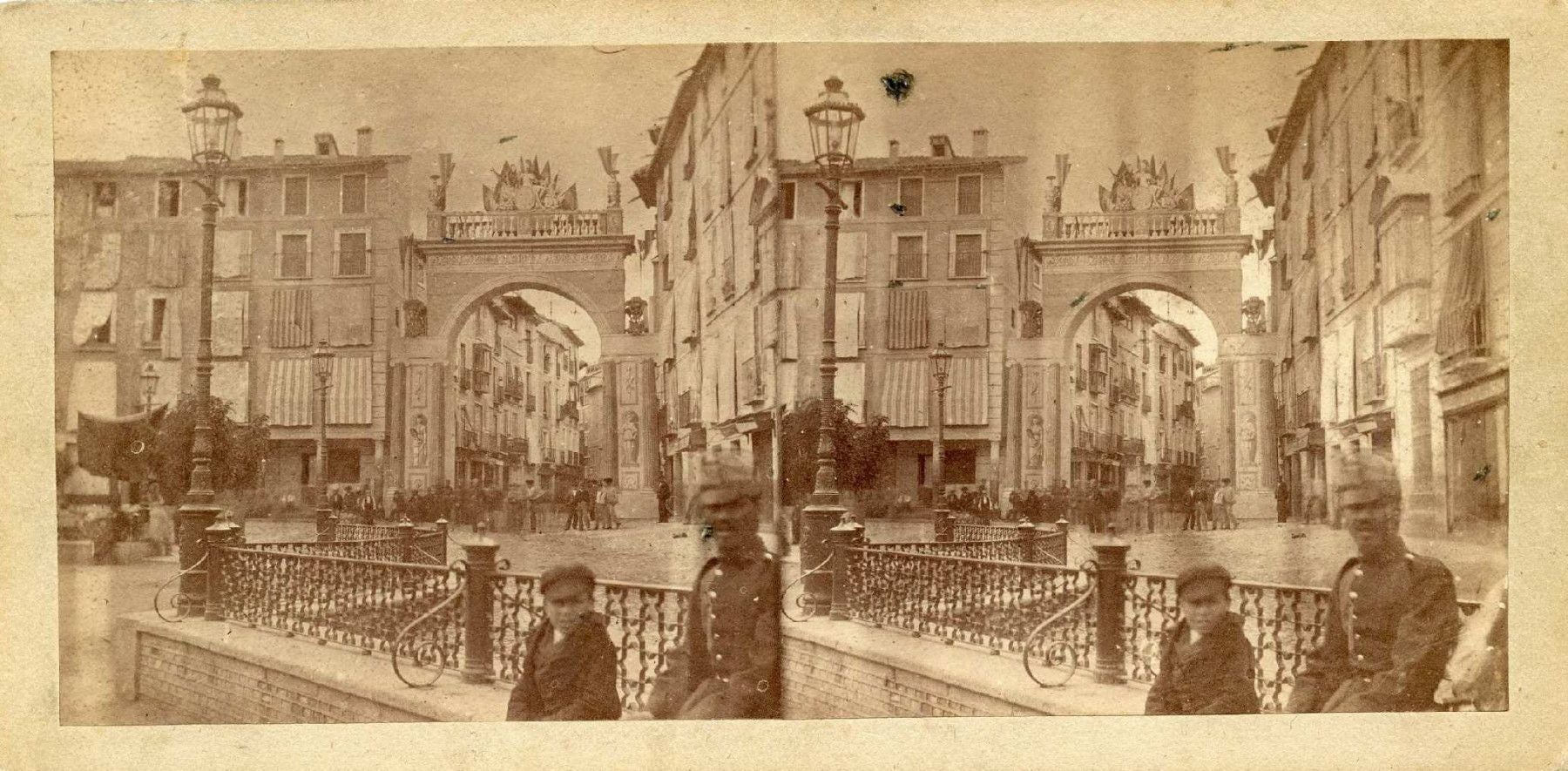 rco efímero levantado en Zocodover ante la calle del Comercio, posiblemente en 1865. Vista estereoscópica en albúmina realizada por el gabinete de 'Pedroso y Leal'. Archivo Municipal de Toledo. Colección L. Alba