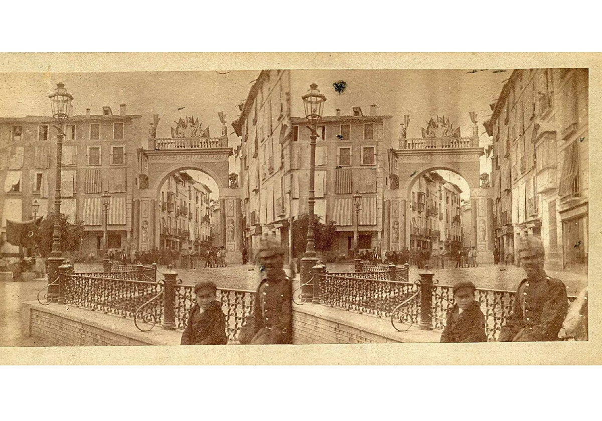 Arco efímero levantado en Zocodover ante la calle del Comercio, posiblemente en 1865. Vista estereoscópica en albúmina realizada por el gabinete de Pedroso y Leal. Archivo Municipal de Toledo. Colección L. Alba