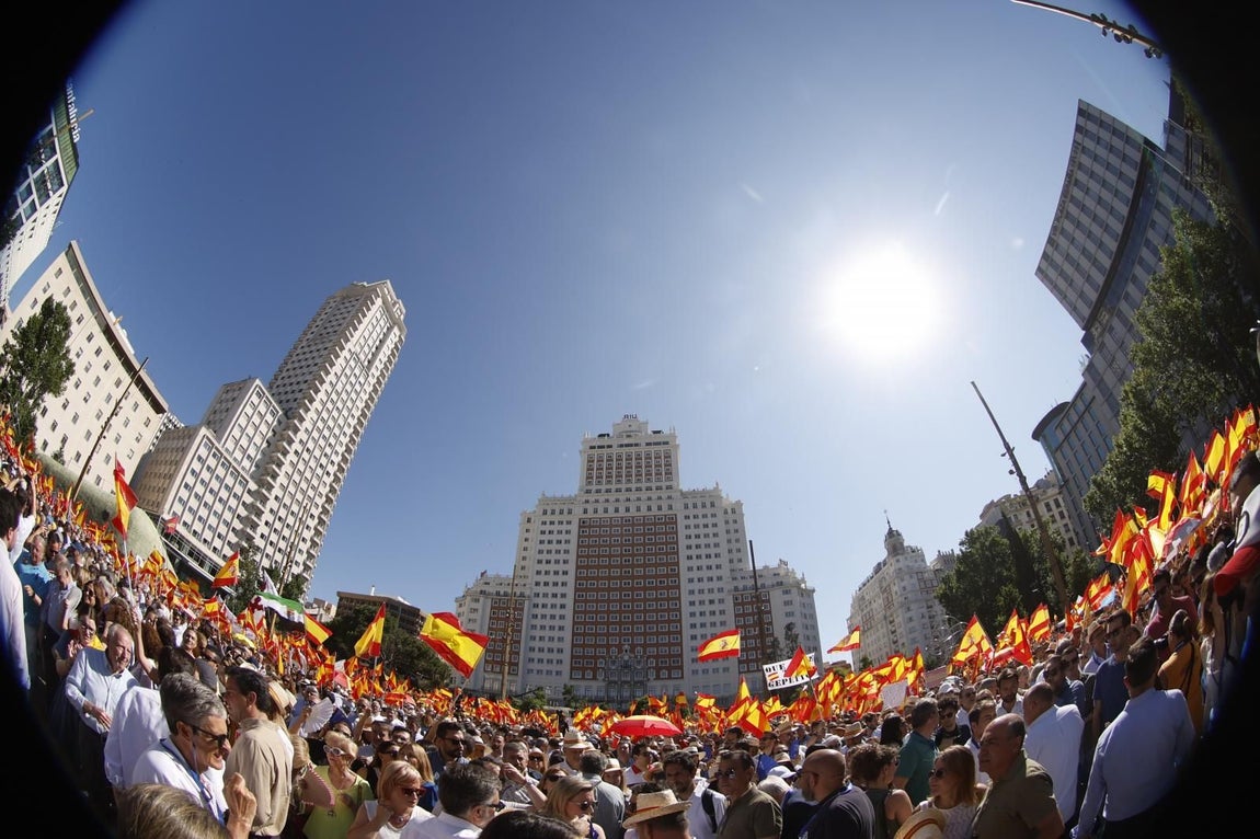 Plaza de España abarrotada de personas en la concentración convocada por el PP.
