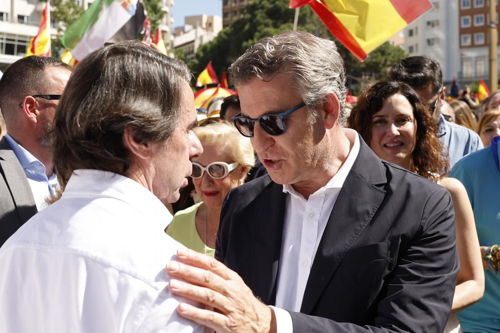 El líder del PP, Alberto Núñez Feijóo, conversa con el expresidente del Gobierno José María Aznar, durante la manifestación convocada por el Partido Popular contra el Gobierno de Pedro Sánchez.