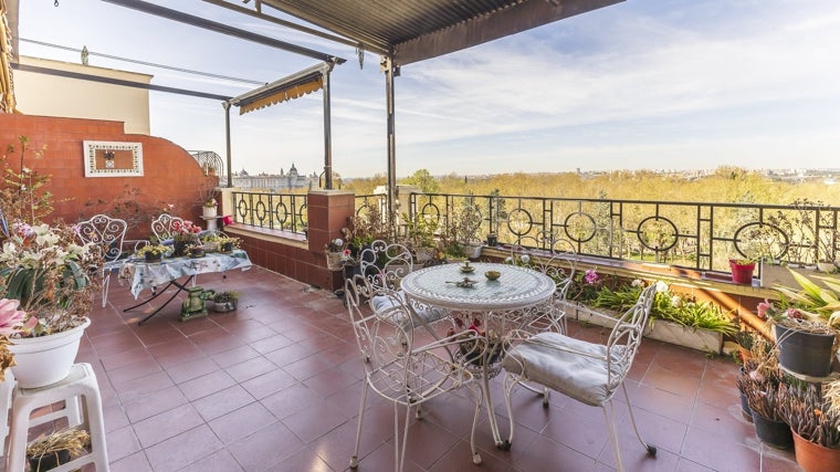 Uno de los exclusivos áticos de Pintor de Rosales, con vistas al Palacio Real y la Casa de Campo