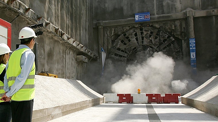Gallardón, supervisando la salida de una de las máquinas del 'by-pass' sur