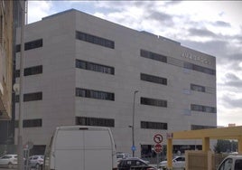Condenada por golpear con una escoba a su hijo adolescente hasta hacerle una contusión cerca del esternón