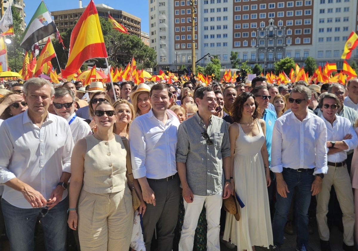 Mañueco, junto a otros dirigentes del PP, en la primera fila de la concentración bajo el lema ‘Mafia o democracia’ en la Plaza de España de Madrid