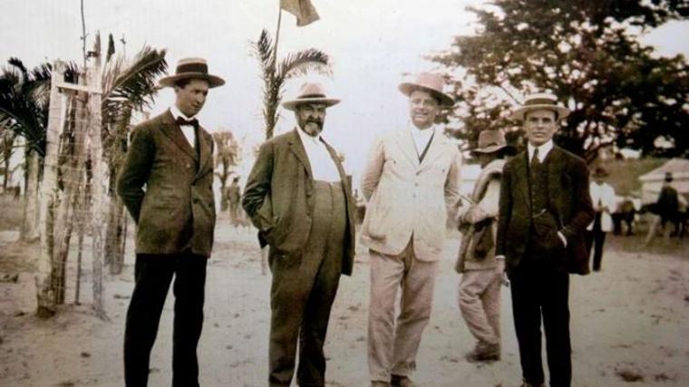 Manuel Siurot, con traje claro, en El Rocío, acompañado de escritor Alejandro Pérez Lujín y el pintor Santiago Martínez