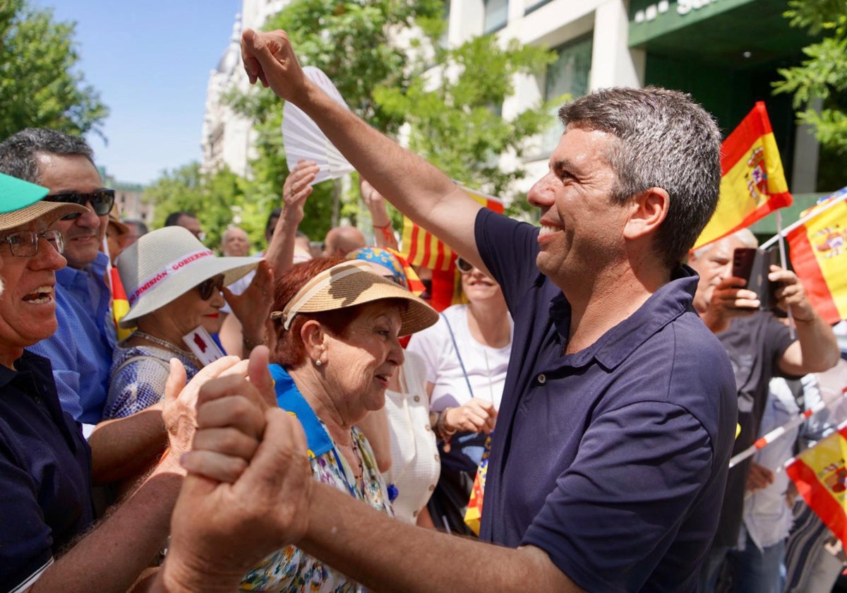 Imagen del presidente valenciano Carlos Mazón en la manifestación contra Sánchez de este domingo en Madrid
