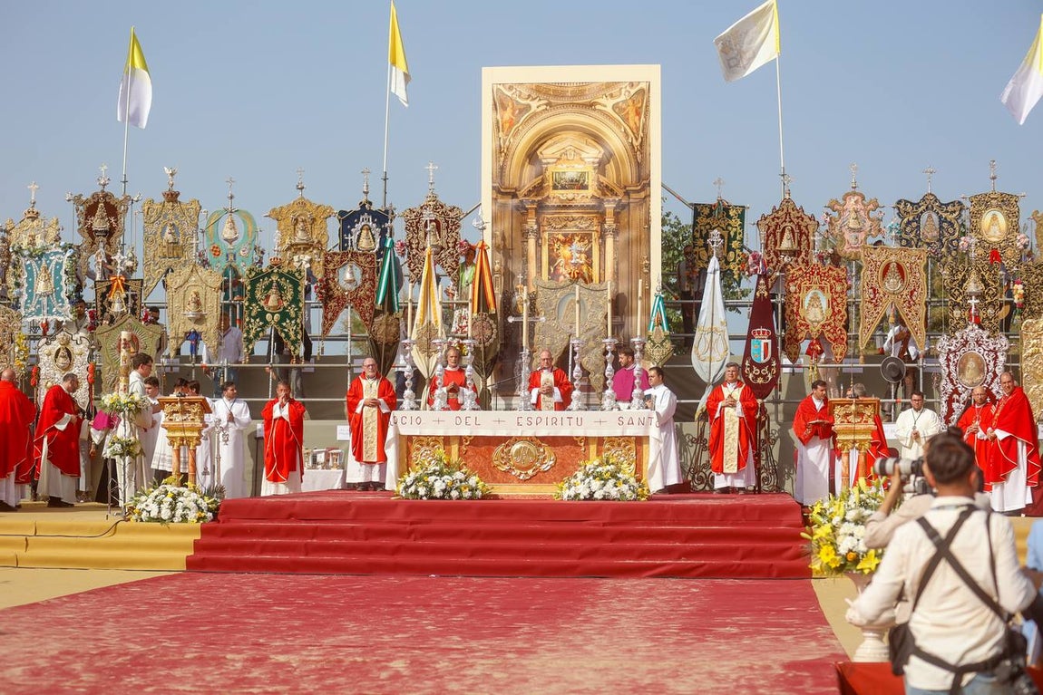 Misa de Pentecostés celebrada en la marisma junto al santuario de la Virgen del Rocío