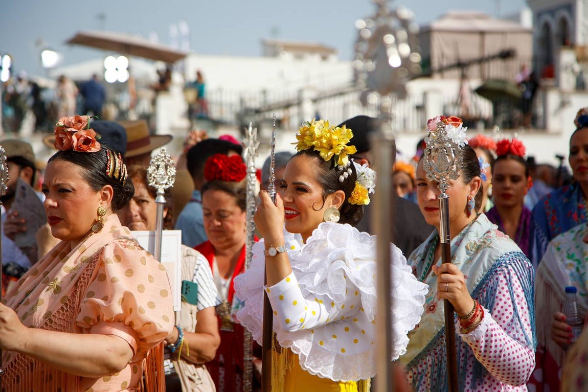 Misa de Pentecostés celebrada en la marisma junto al santuario de la Virgen del Rocío