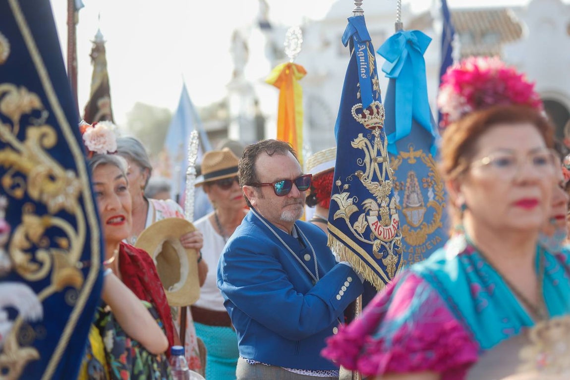 Misa de Pentecostés celebrada en la marisma junto al santuario de la Virgen del Rocío