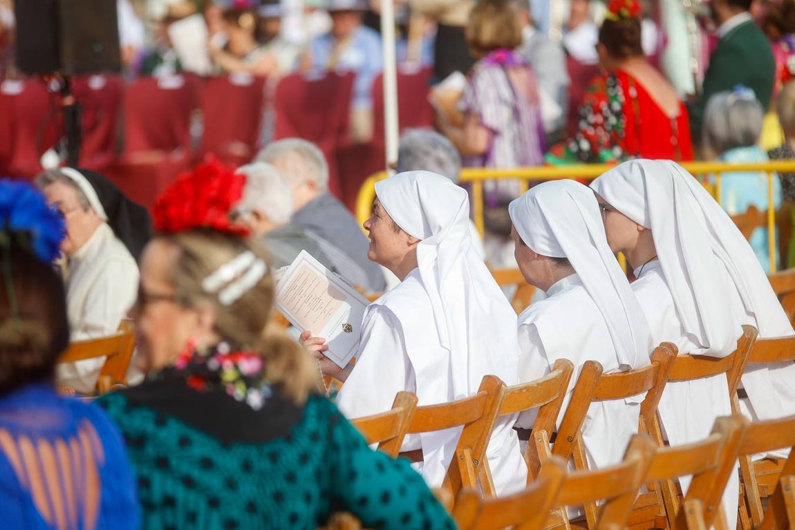 Misa de Pentecostés celebrada en la marisma junto al santuario de la Virgen del Rocío