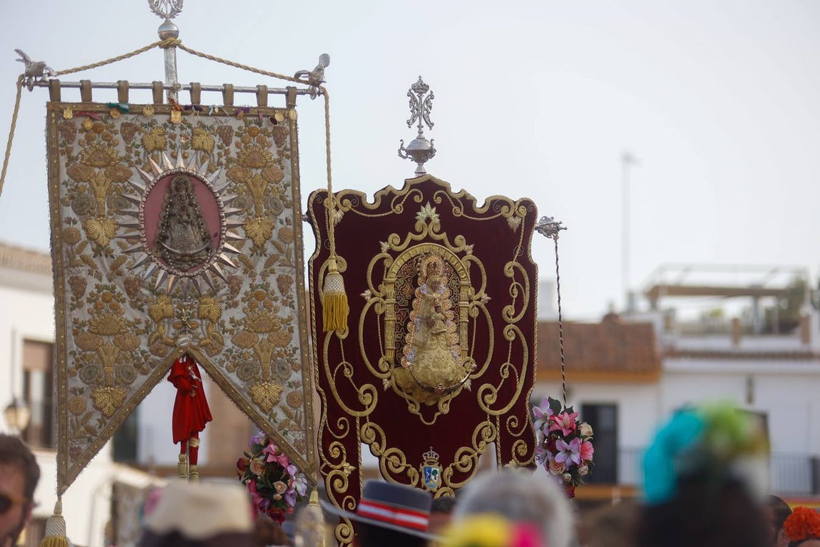 Misa de Pentecostés celebrada en la marisma junto al santuario de la Virgen del Rocío