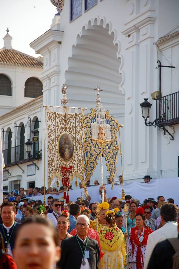 Misa de Pentecostés celebrada en la marisma junto al santuario de la Virgen del Rocío