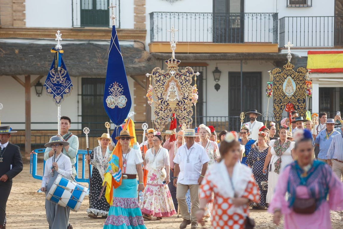Misa de Pentecostés celebrada en la marisma junto al santuario de la Virgen del Rocío