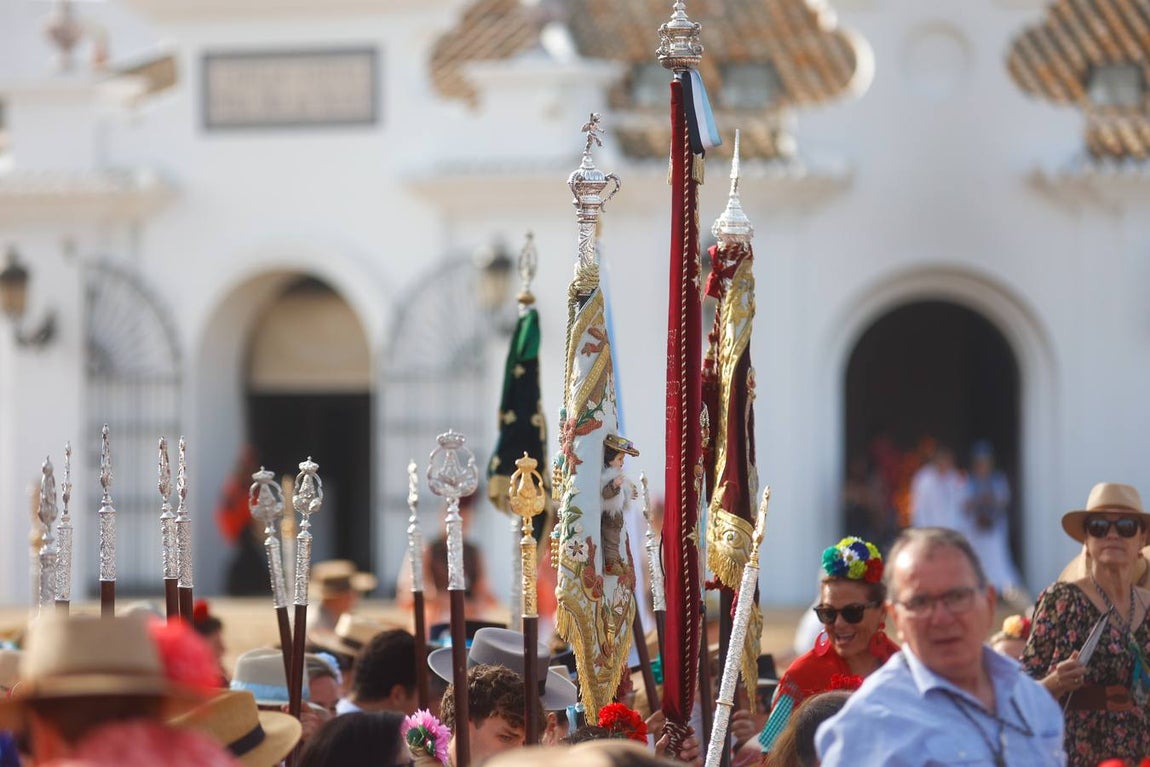 Misa de Pentecostés celebrada en la marisma junto al santuario de la Virgen del Rocío