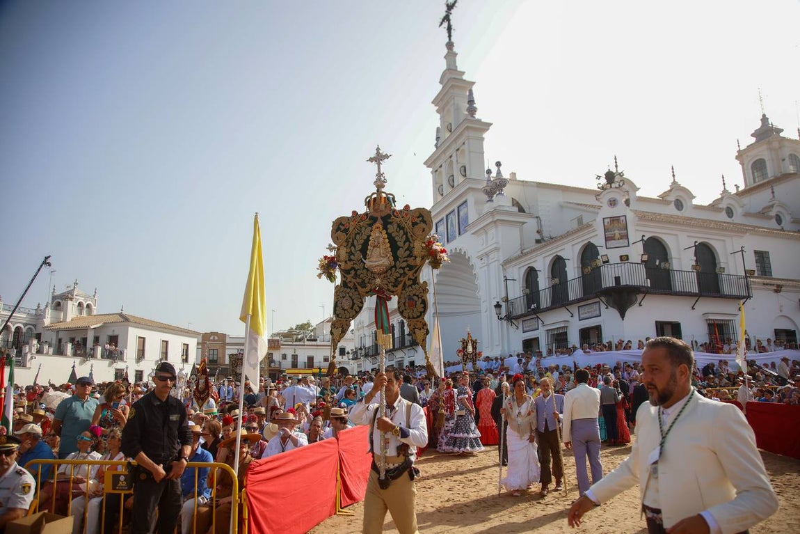 Misa de Pentecostés celebrada en la marisma junto al santuario de la Virgen del Rocío