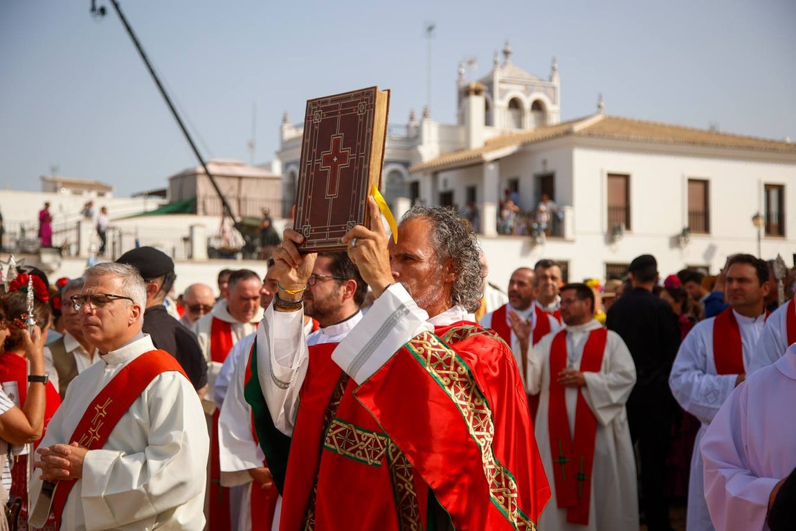 Misa de Pentecostés celebrada en la marisma junto al santuario de la Virgen del Rocío