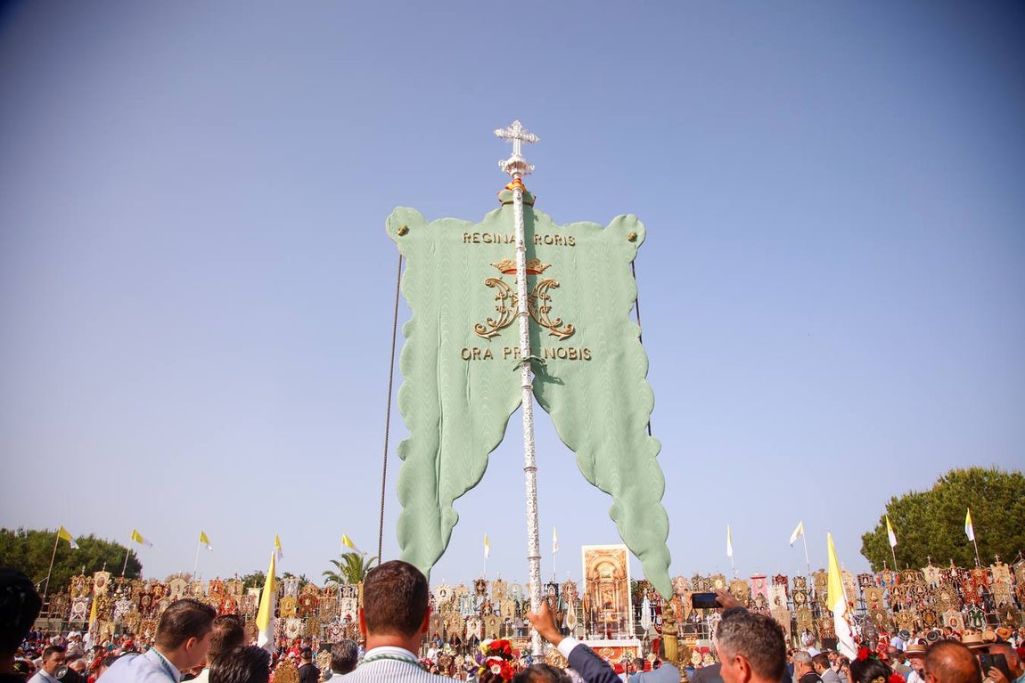 Misa de Pentecostés celebrada en la marisma junto al santuario de la Virgen del Rocío