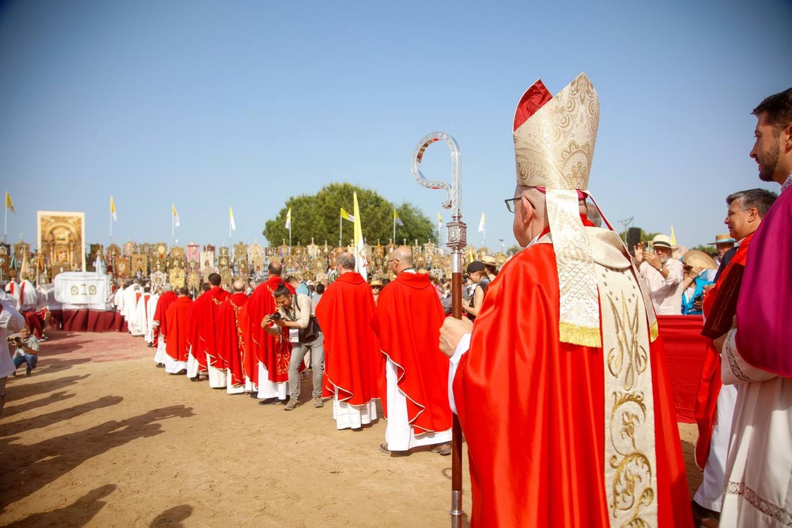Misa de Pentecostés celebrada en la marisma junto al santuario de la Virgen del Rocío