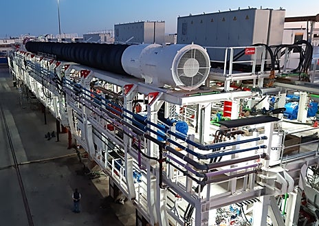 Imagen secundaria 1 - Arrriba, Dulcinea en su nueva obra. Abajo, en los talleres de Noblejas y de camino a Polonia