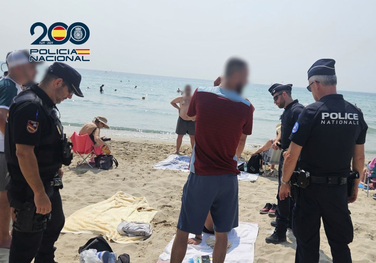 Imagen de policías franceses patrullando las playas de Alicante